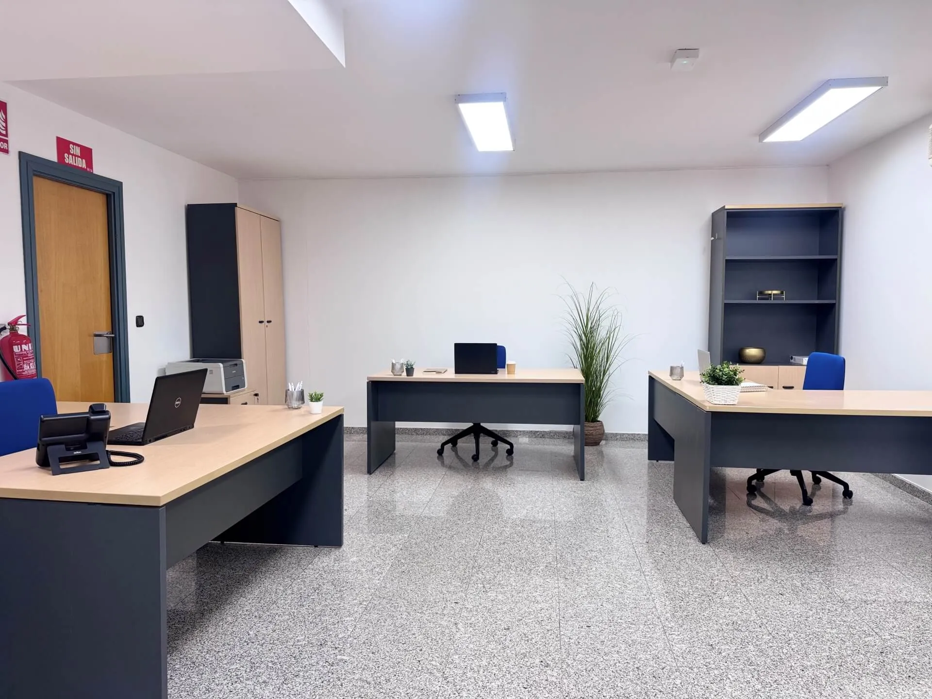 Puesto fijo de coworking premium image 4